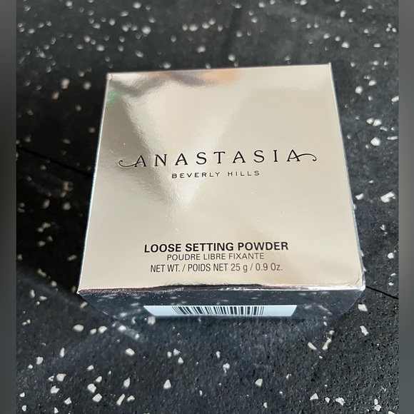ANASTASIA BEVERLY HILLS | Translucent Loose Setting Powder - Picture 3 of 5